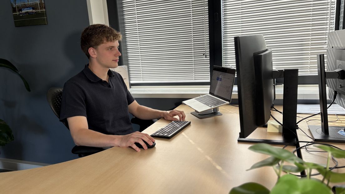 Jesper Daan Ploegsma aan het werk, foto Omrop Fryslân
